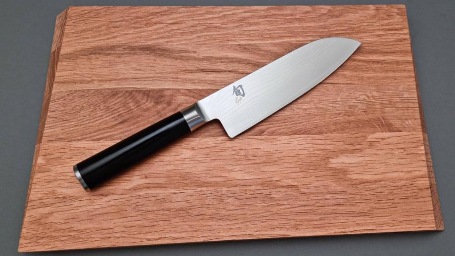 Coffret Kai Shun Classic couteau Santoku 18 cm + planche à découper en chêne
