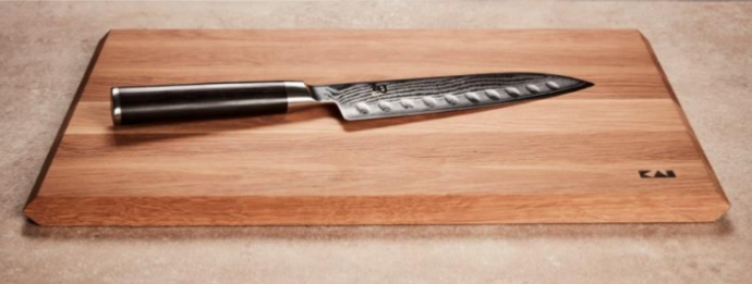 Couteau japonais Santoku 18 cm lame alvéolée Kai Shun Classic + planche