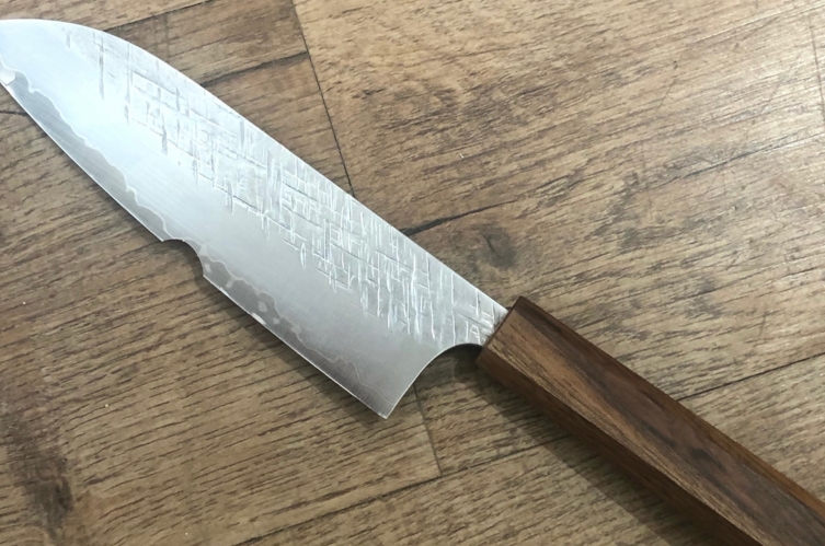 reprise de tranchant sur un couteau de cuisine Kai 